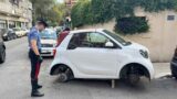 Roma, ladro seriale di pneumatici beccato in flagrante: arrestato il ‘mago’ delle Smart (FOTO E VIDEO)