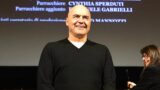 L’attore Luca Zingaretti furioso all’aeroporto di Fiumicino: “Salti la fila solo perché sei la moglie di un politico? Vergognati” (VIDEO)