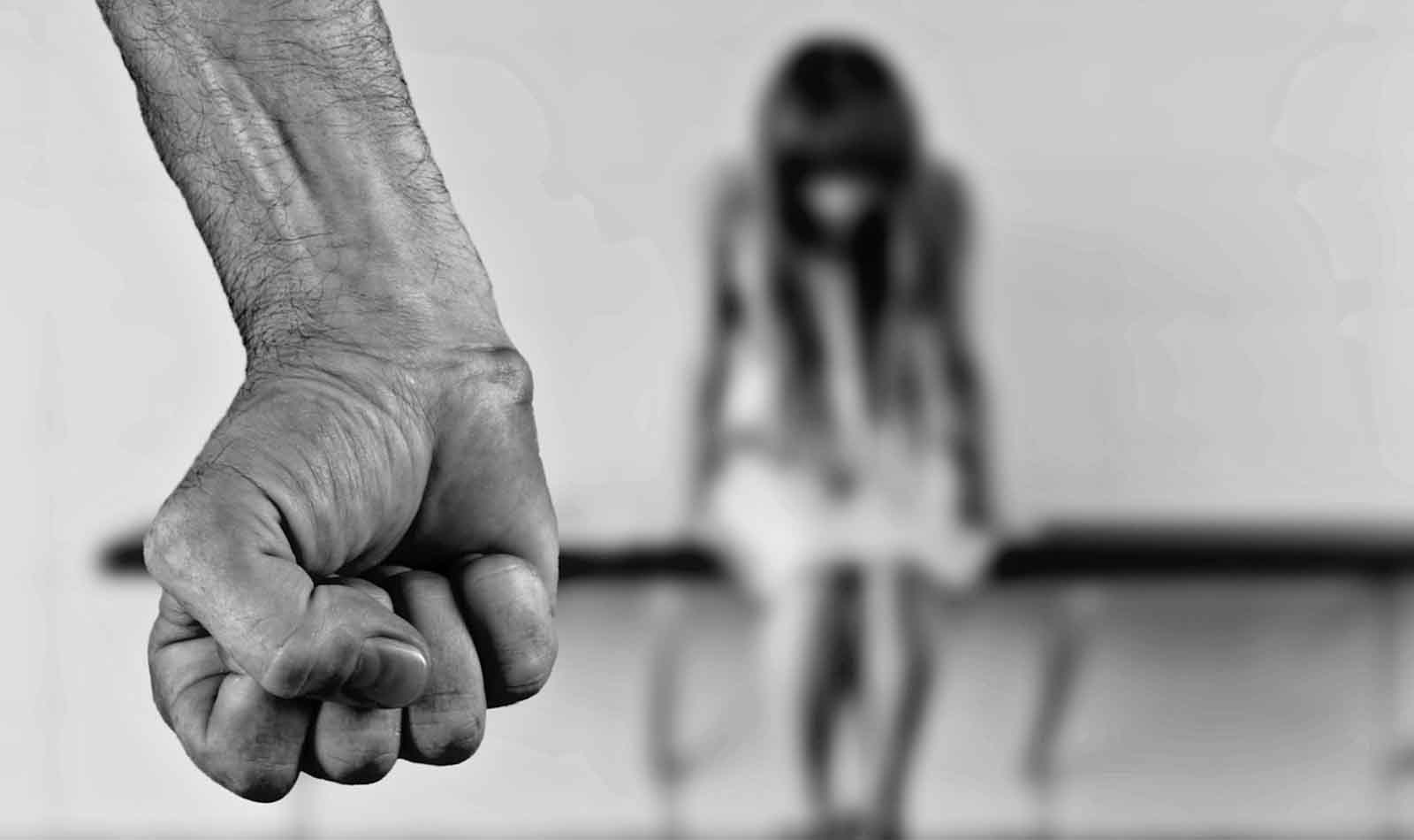 Nettuno, aggredisce figlio ed ex moglie