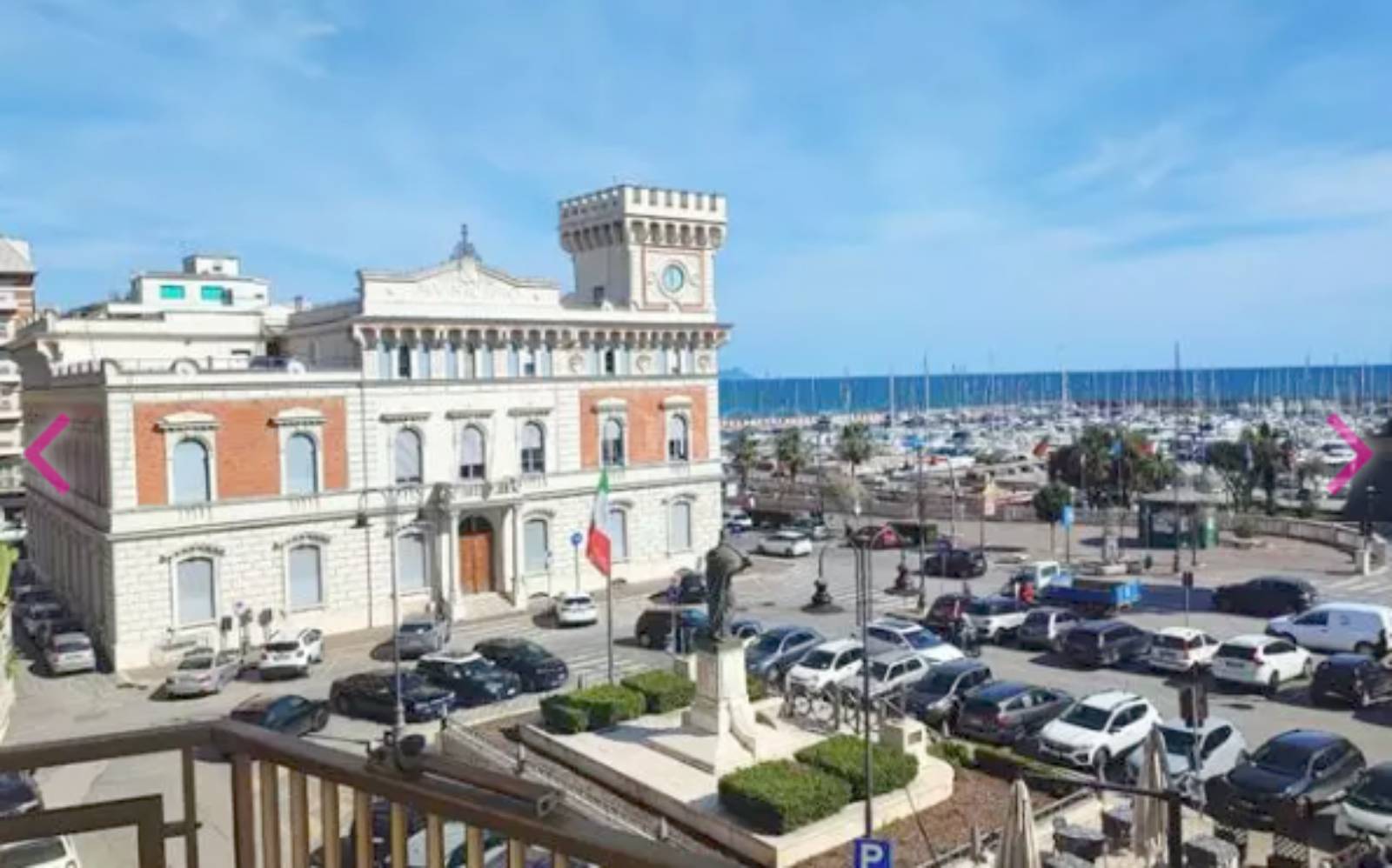 Nettuno, la sede del Comune, sullo sfondo il porto e il mar