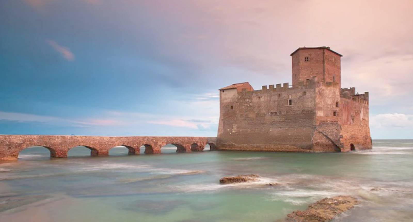 Nettuno, Torre Astura, la torre e spiaggia
