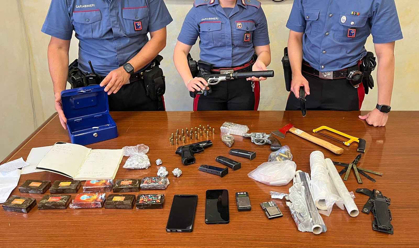 Ostia hashish e arsenale in casa