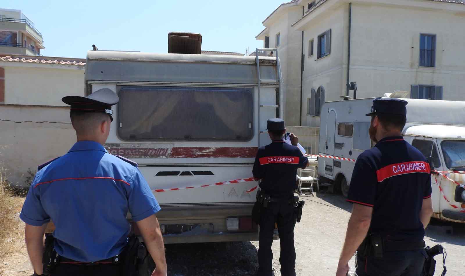 Ostia, roulotte abusive e parcheggiatori irregolari