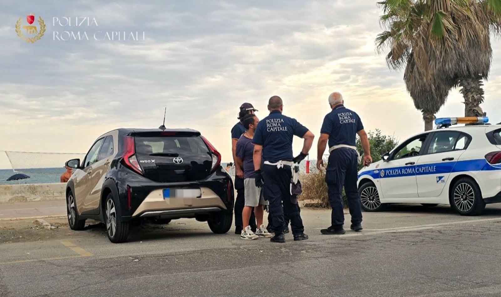 Ostia, si aggira tra gli ombrelloni e ruba uno zaino in spiaggia