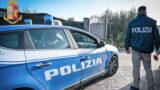 Roma, anziano fa irruzione nel market con un fucile a canne mozze: “Svuotate le casse o sparo”