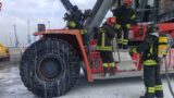 Civitavecchia, divampa un incendio nel porto: brucia un mezzo pesante