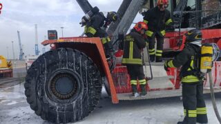 Civitavecchia, divampa un incendio nel porto: brucia un mezzo pesante