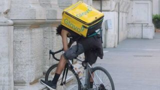 Roma, rider aggredito a Spinaceto fuori dal McDonald’s, l’accusa: “Troppo lento”