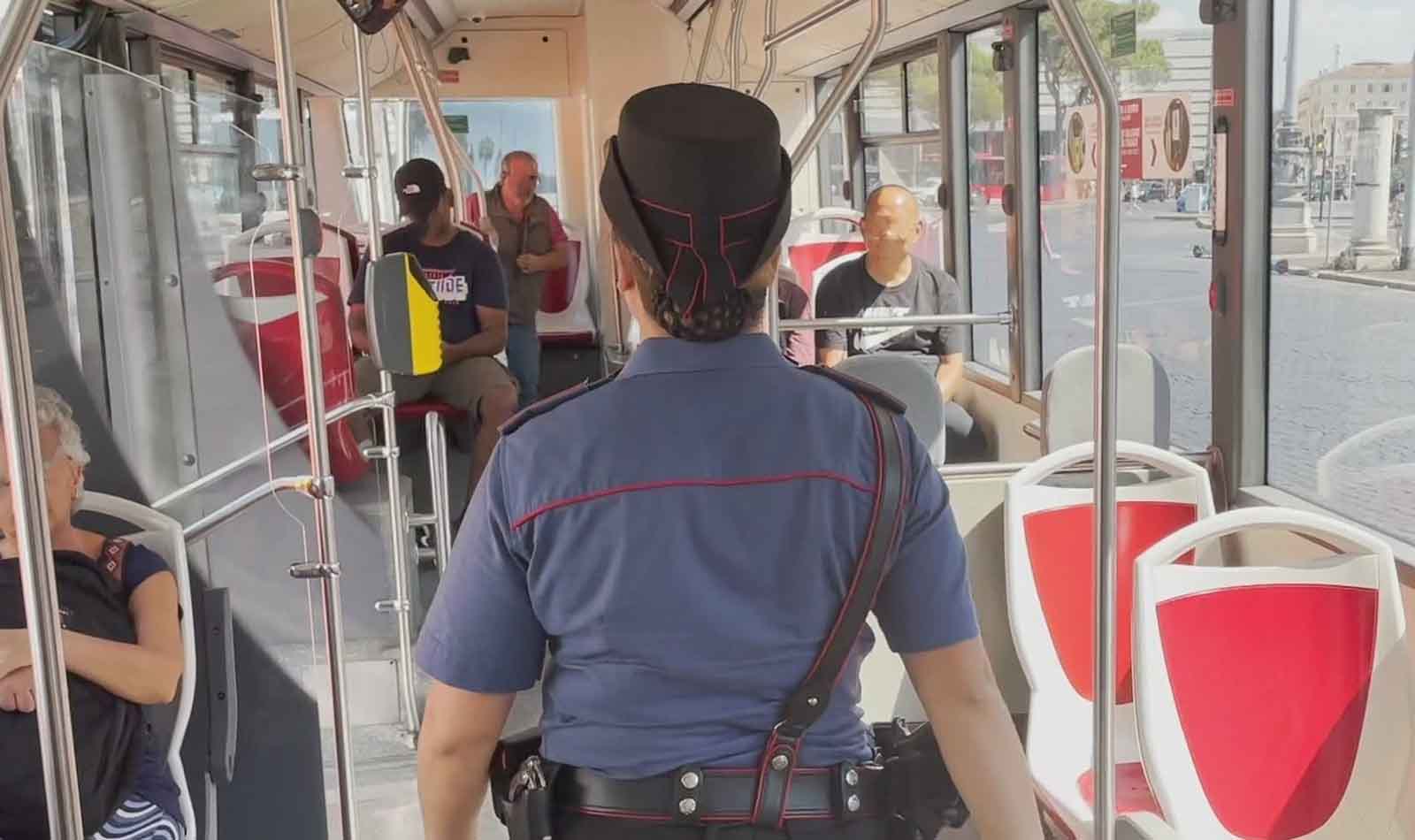 Roma, Carabinieri in azione su autobus