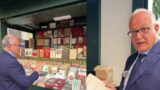 Roma, Gualtieri celebra i librai di piazza della Repubblica, il web: “Bello, ma ci arrivi vivo?”