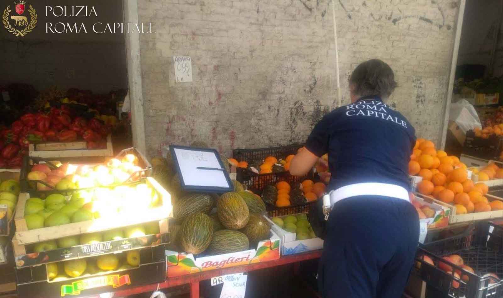 Roma, Polizia Locale sequestra frutta