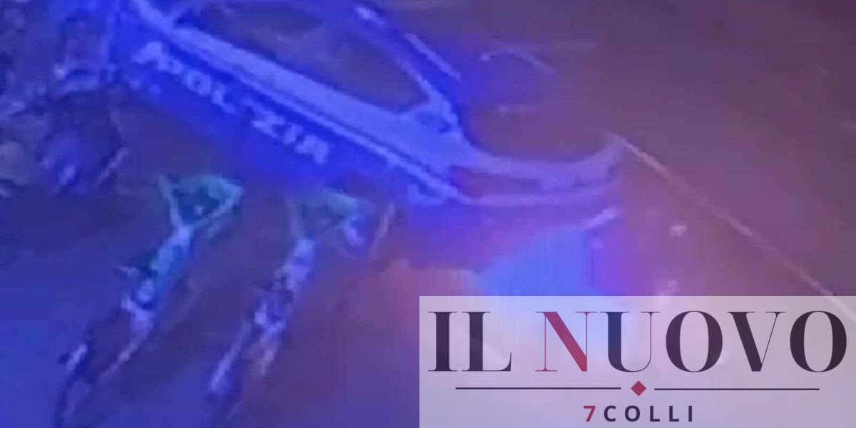 Roma, auto della Polizia incendiata all'Esquilino