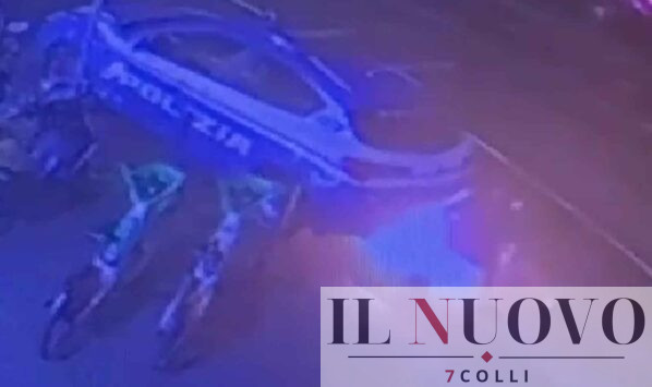 Roma, auto della Polizia incendiata all'Esquilino