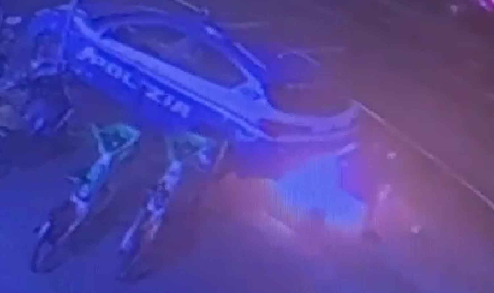 Roma, auto della Polizia incendiata all'Esquilino