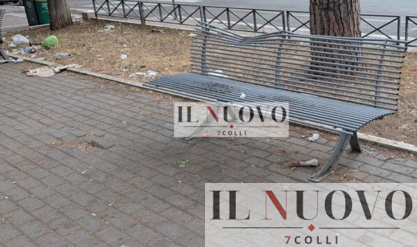 Roma, degrado in piazza dei Consoli panchina vandalizzata
