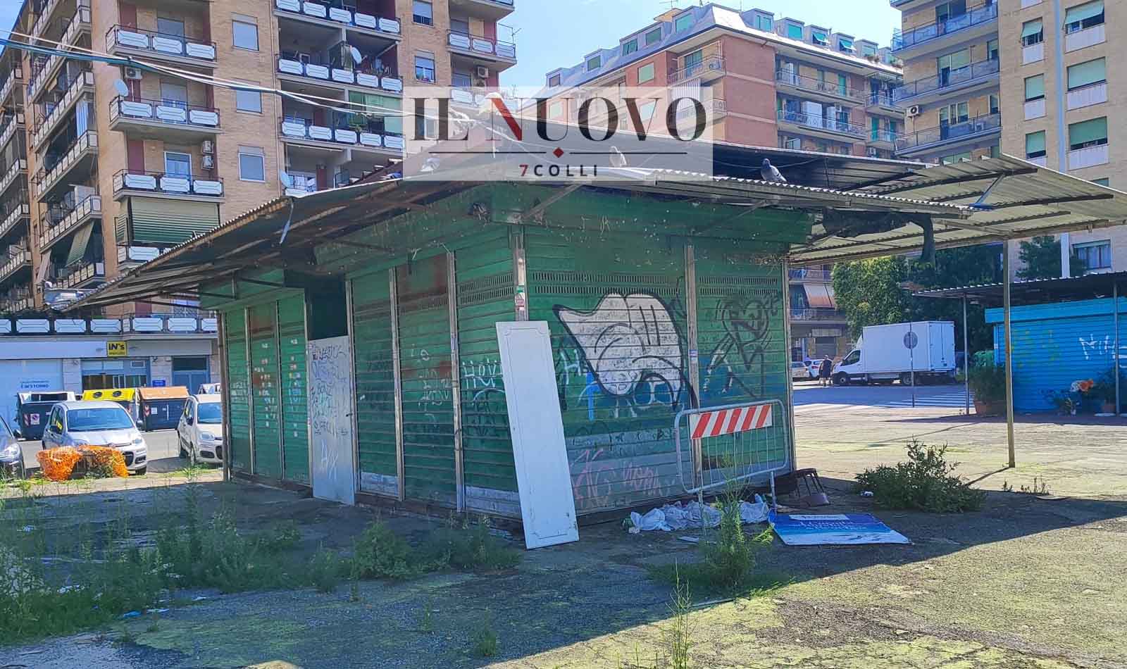 Roma, degrado in piazza dei Tribuni