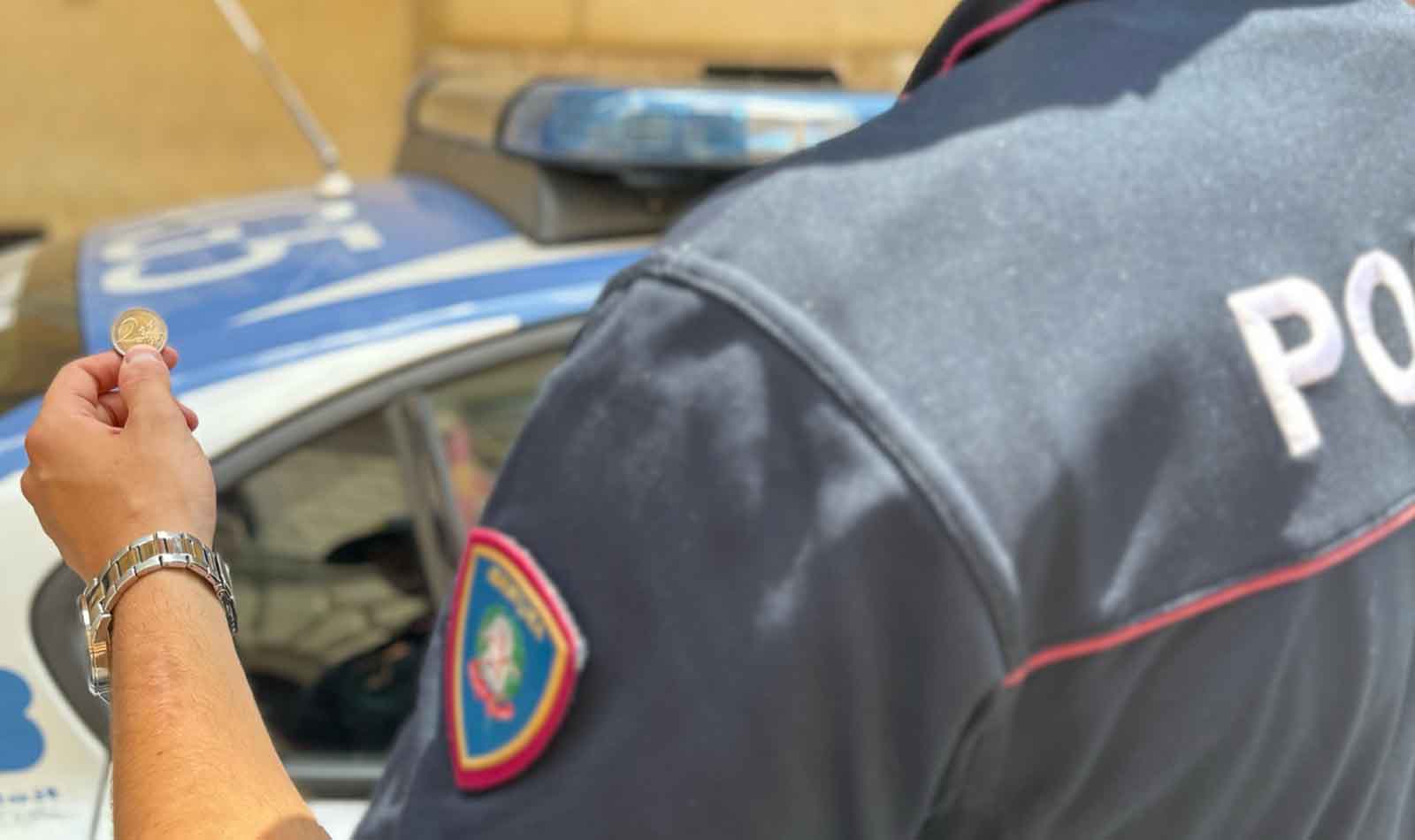 Roma, furto con la tecnica della monetina