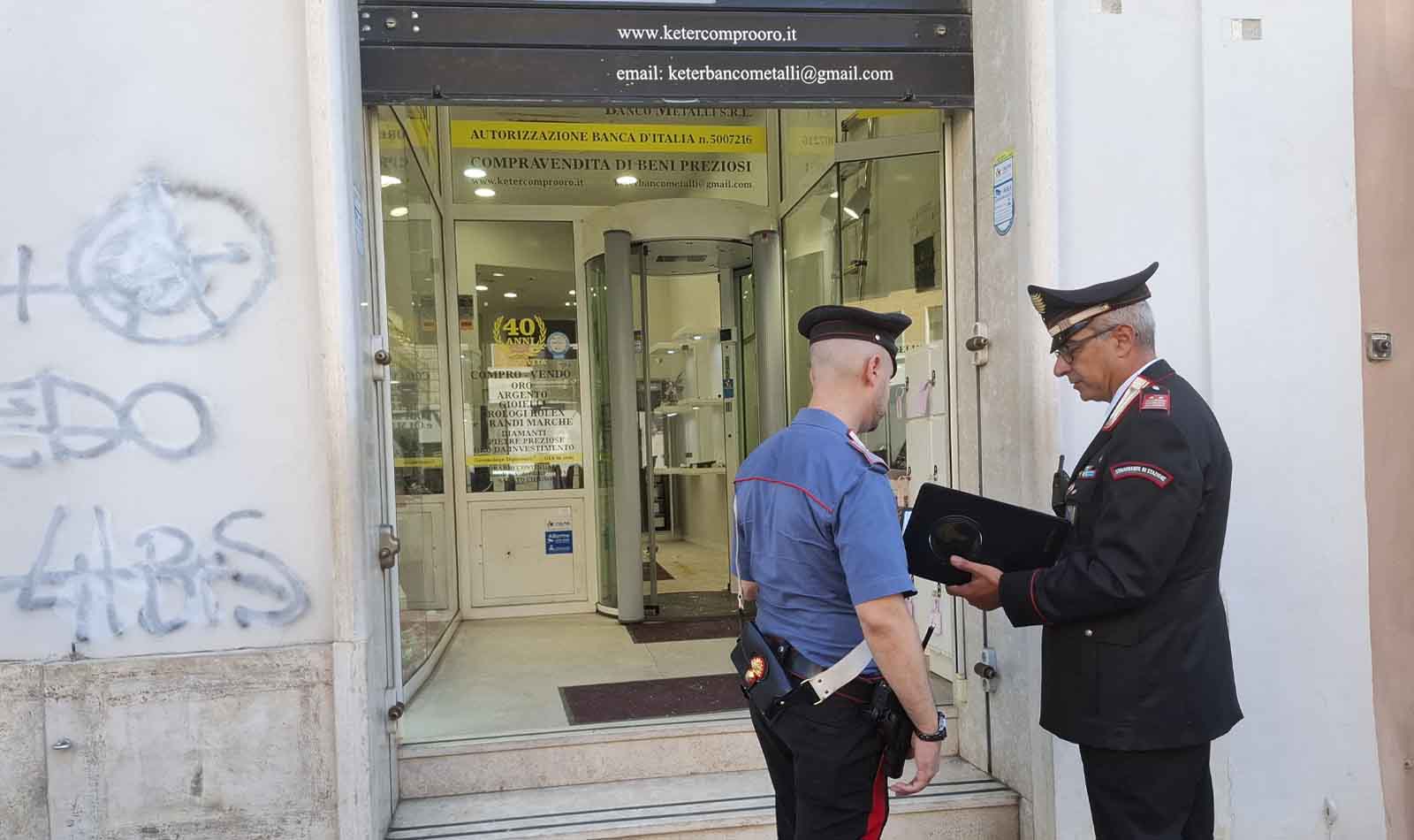 Roma, furto da Mission Impossible in gioielleria ladri entrano dal soffitto