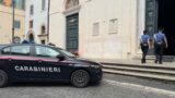 Roma, furto in chiesa in pieno centro: turista derubata mentre prega, arrestati due cubani
