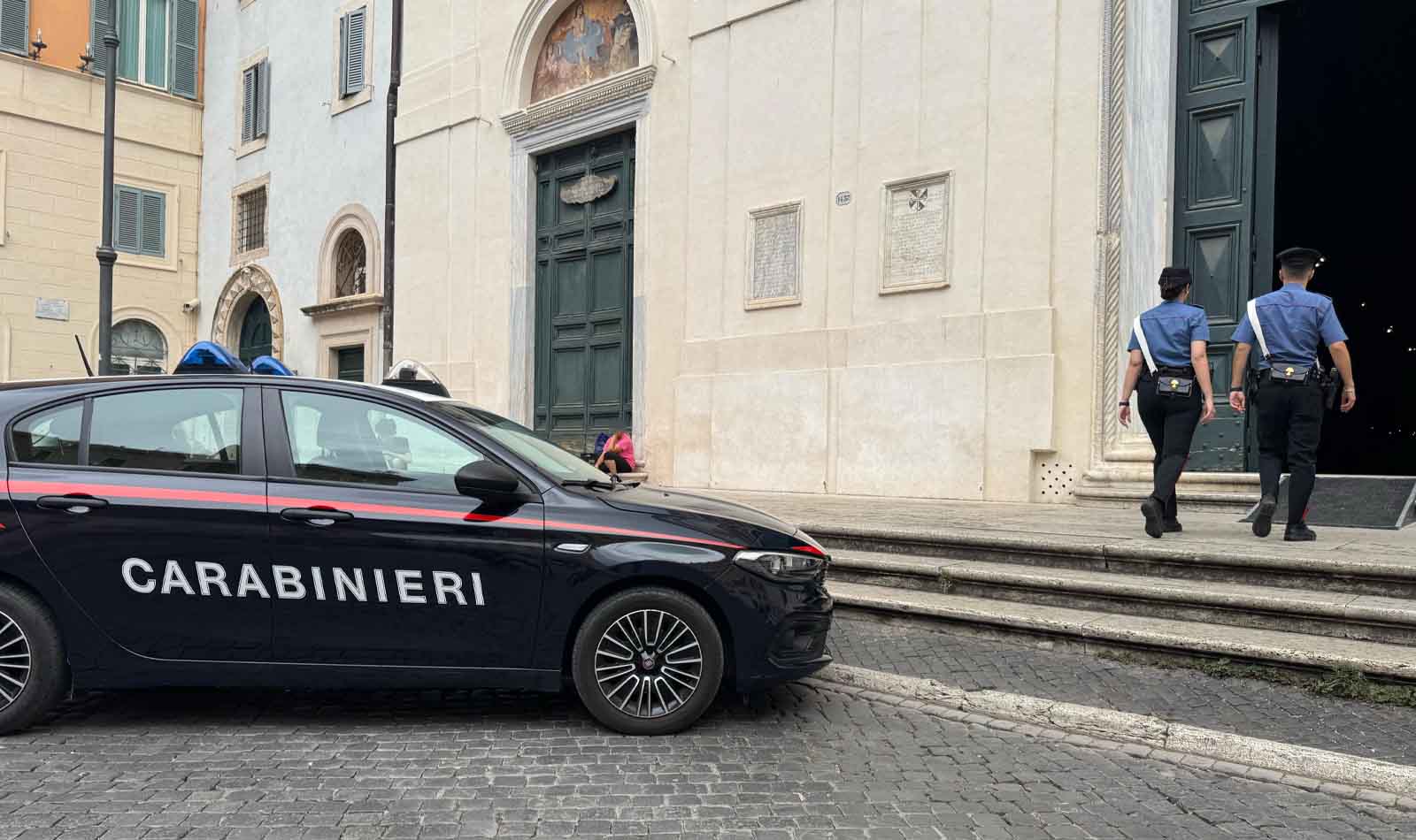 Roma, furto in chiesa in centro