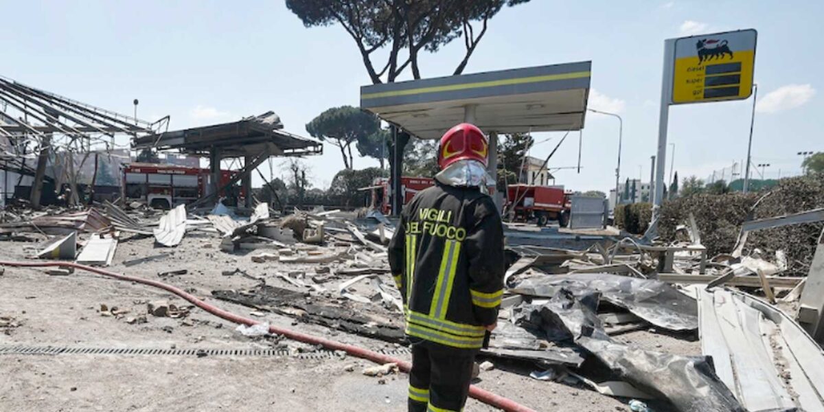 Roma, il distributore di GPL subito dopo l'esplosione
