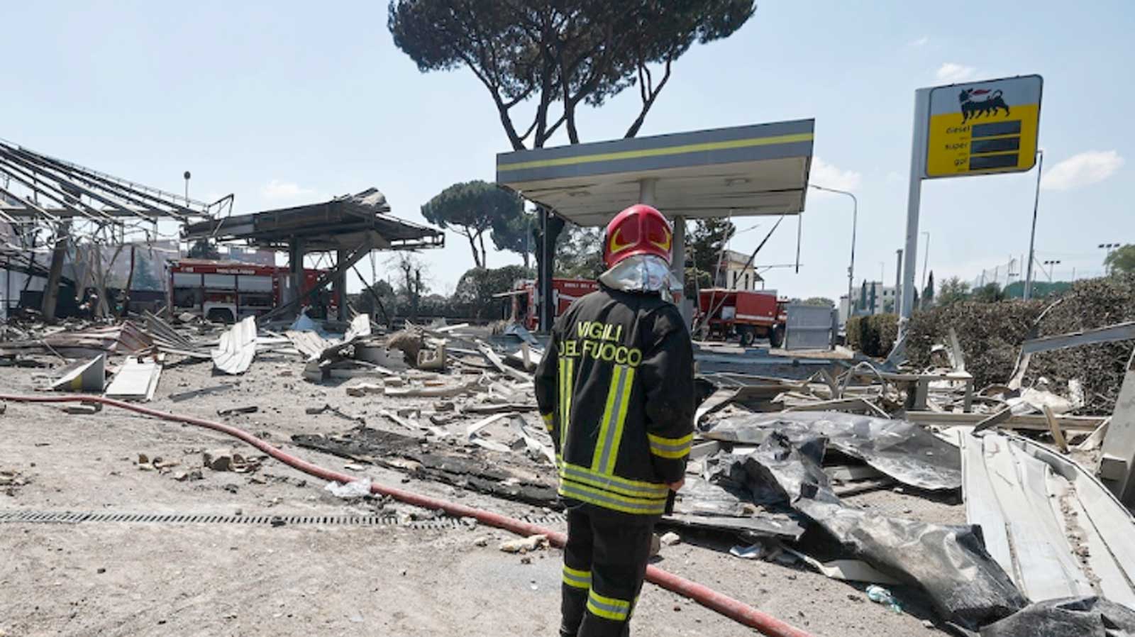 Roma, il distributore di GPL subito dopo l'esplosione