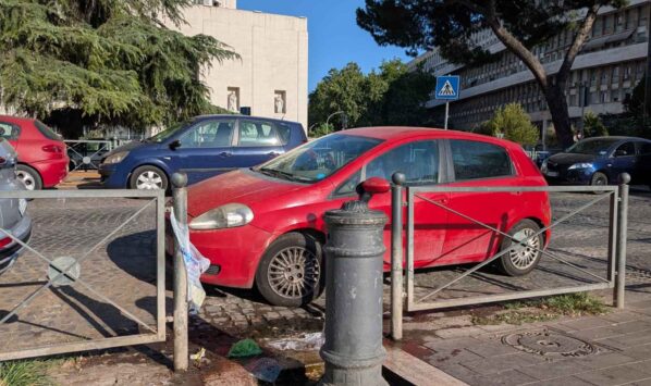 Roma, piazza Don Bosco fontanella rifiuti