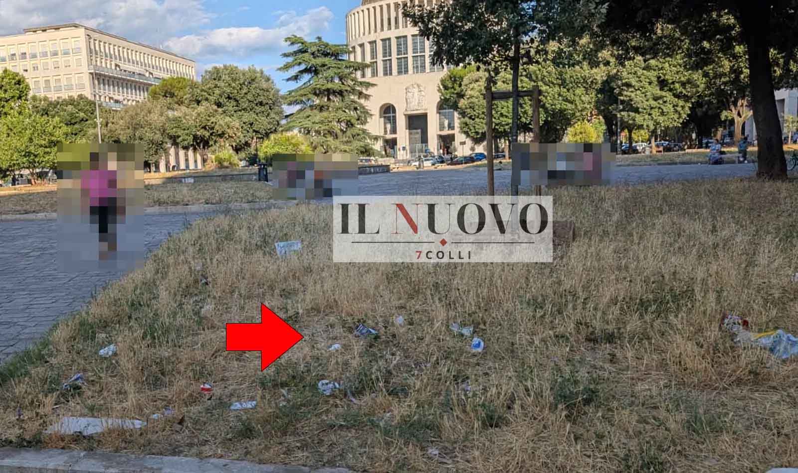 Roma, piazza Don Bosco rifiuti