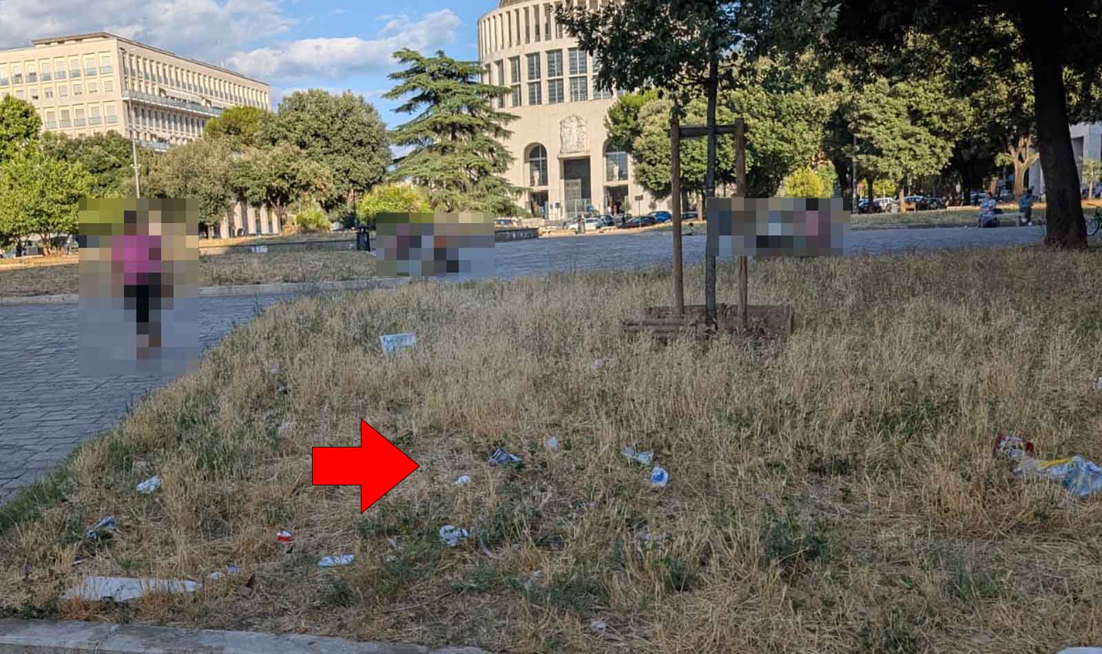 Roma, piazza Don Bosco tra i rifiuti