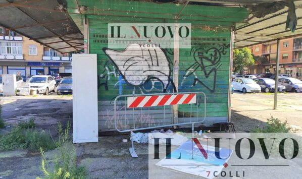 Roma, piazza dei Tribuni nel degrado
