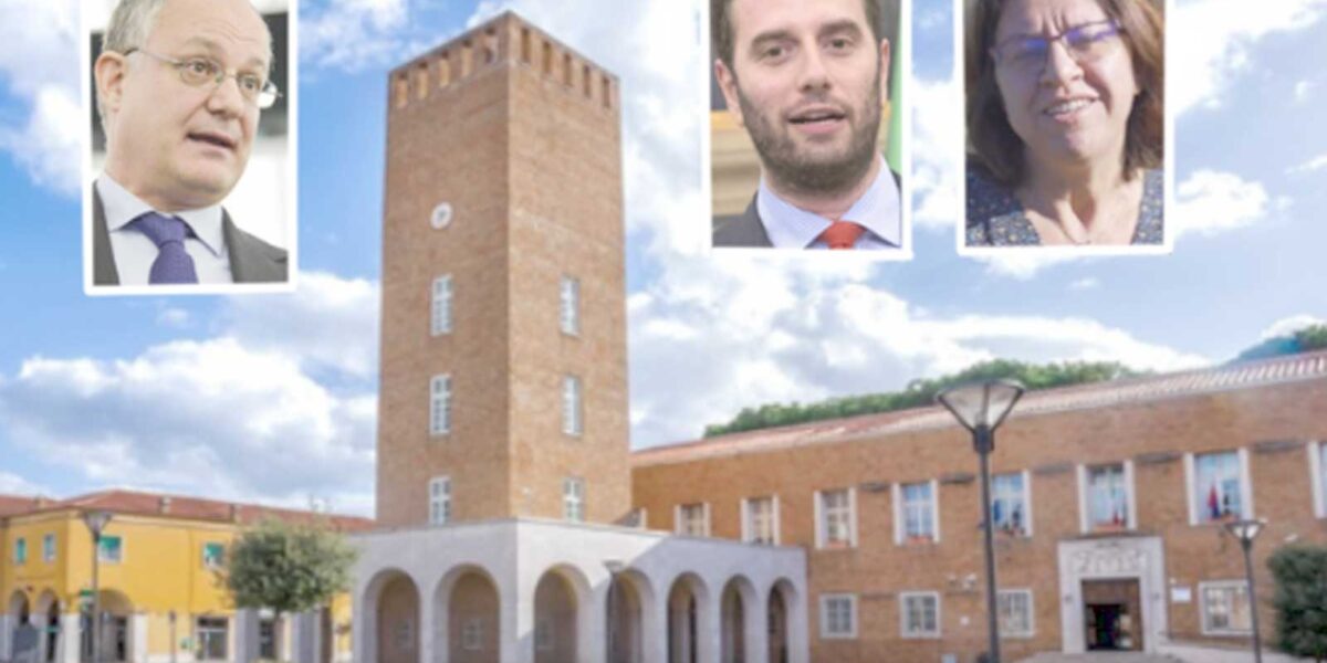 Sullo sfondo, il Comune di Pomezia, piazza Indipendenza, foto Google Maps, in primo piano il sindaco di Roma Gualtieri e i suoi due assessori Zevi e Funari
