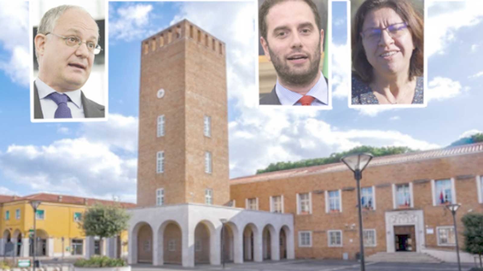 Sullo sfondo, il Comune di Pomezia, piazza Indipendenza, foto Google Maps, in primo piano il sindaco di Roma Gualtieri e i suoi due assessori Zevi e Funari