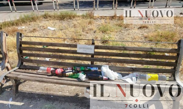 Roma, viale Don Bosco, panchina tra i rifiuti