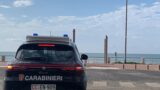 Paura a Ostia: uomo nudo in strada lancia i sassi contro i passanti