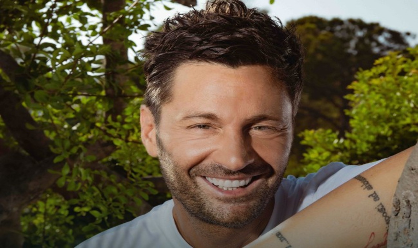 Filippo Bisciglia che conduce Temptation Island 2025