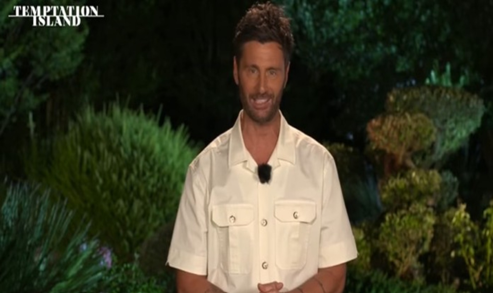 Filippo Bisciglia che conduce Temptation Island