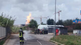Perdita di gas a Roma: autocisterna in fiamme da ieri su via Rigamonti