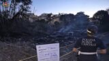 Roma, incendio nella discarica abusiva in via della Magliana: in fiamme rifiuti pericolosi (FOTO)