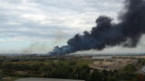 Enorme incendio a Fiumicino: alta colonna di fumo nero, rifiuti a fuoco (FOTO)