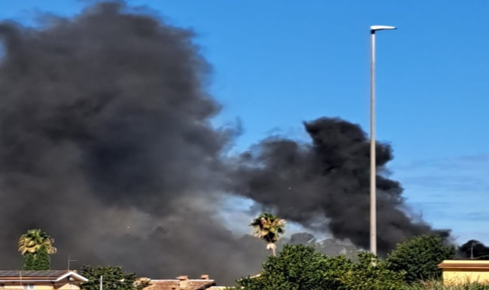 Incendio a Ostia oggi