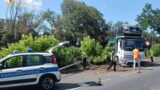 Incidente sulla Via del Mare, camion finisce fuori strada: carambola tra più auto, traffico in tilt