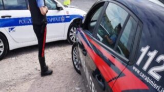 Roma, calci, pugni e coltello: tenta di ferire l’avversario, “atterrato” da un agente
