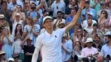 Jannik Sinner in finale a Wimbledon: battuto Djokovic in tre set. Ora sfida Alcaraz per il titolo