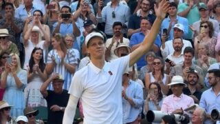 Jannik Sinner in finale a Wimbledon: battuto Djokovic in tre set. Ora sfida Alcaraz per il titolo