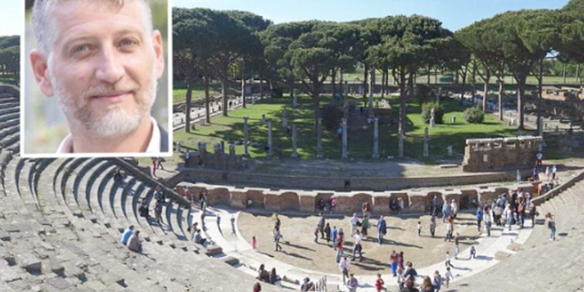 Sullo sfondo Ostia Antica, in primo piano il ministro Giuli