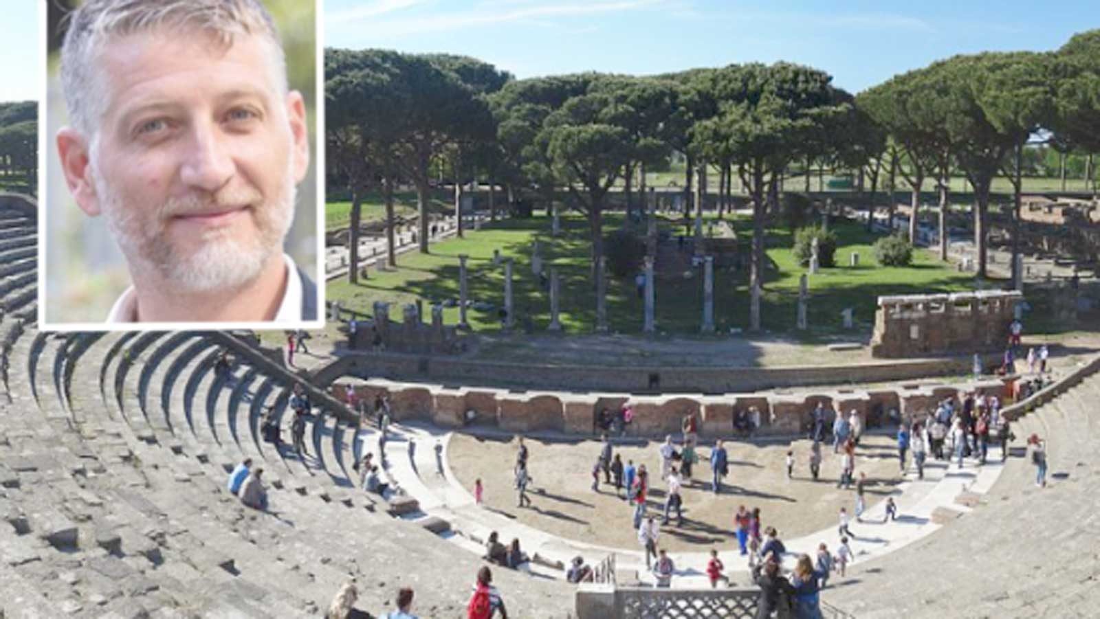 Sullo sfondo Ostia Antica, in primo piano il ministro Giuli