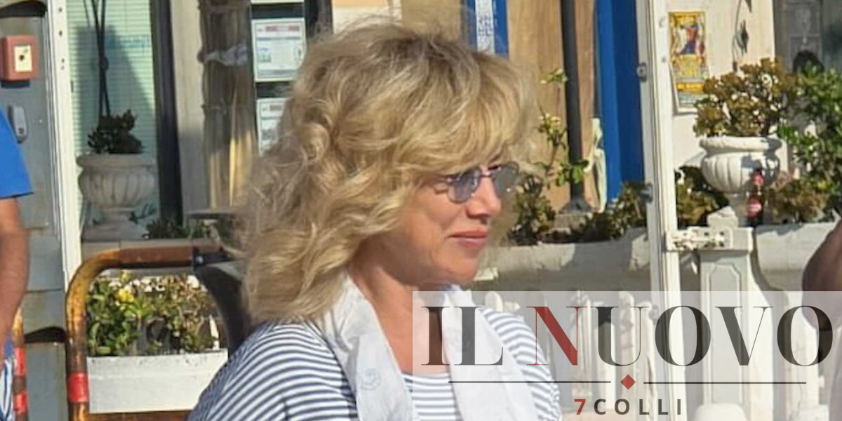 Nancy Brilli al porto di Anzio, in partenza per Ponza
