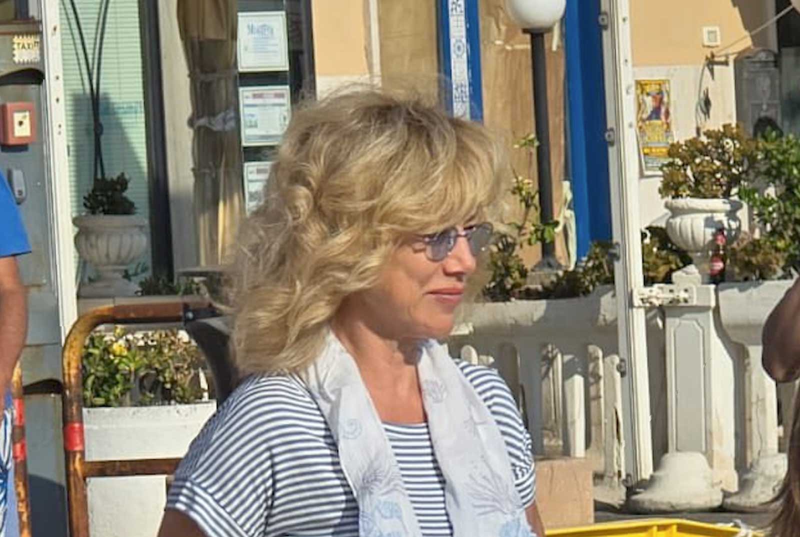 Nancy Brilli al porto di Anzio, in partenza per Ponza