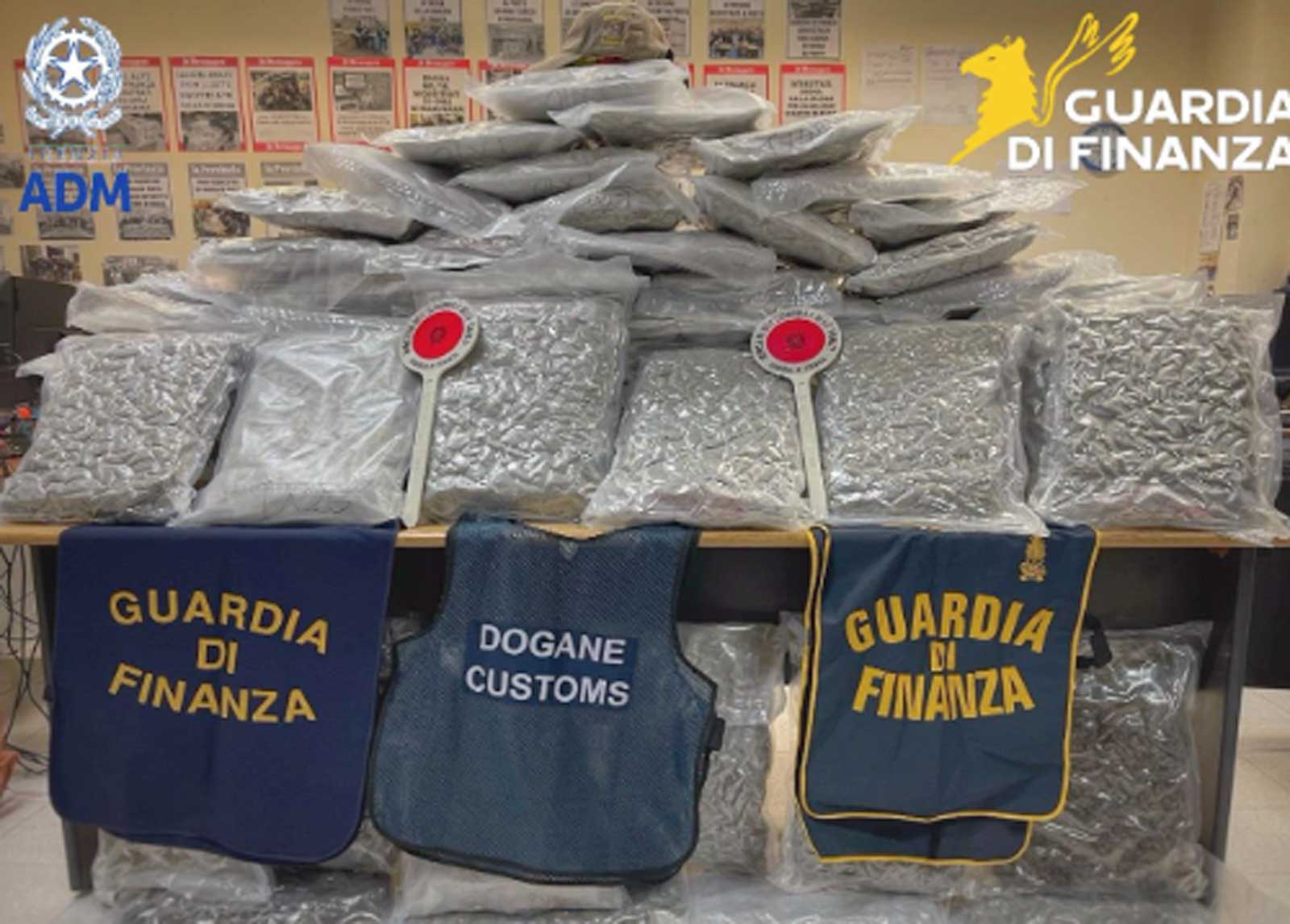 Il sequestro della Guardia di Finanza a Civitavecchia
