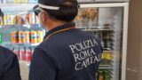 Roma, minimarket da incubo: in vendita alimenti scaduti da mesi, scatta la sanzione